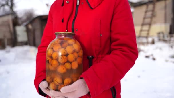 Großaufnahme Von Frauenhänden Die Winter Dosensaft Mit Früchten Garten Halten — Stockvideo