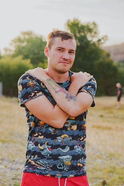 Retrato Joven Sonriente Calle Atardecer Primer Plano Los Hombres Abrazándose — Foto de Stock