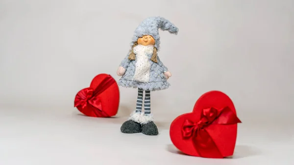 Nahaufnahme Der Niedlichen Puppe Mit Geschenkschachteln Herzform Auf Isoliertem Weißem — Stockfoto