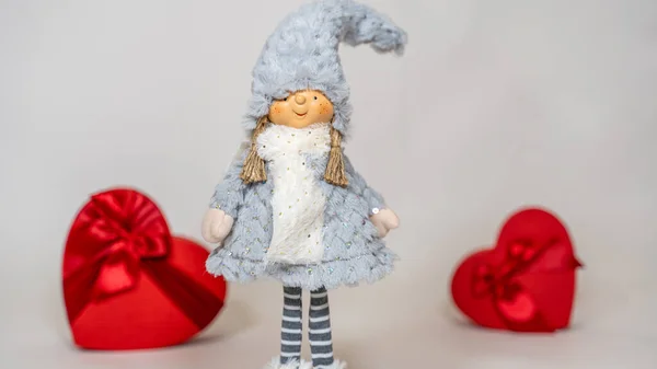 Nahaufnahme Der Niedlichen Puppe Mit Geschenkschachteln Herzform Auf Isoliertem Weißem — Stockfoto