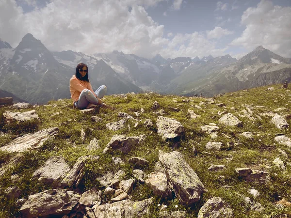 Mujer Joven Con Gafas Sol Sentada Cima Montaña Clima Soleado — Foto de Stock