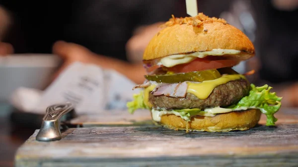 Großaufnahme Von Saftigen Burgern Auf Holzbrettern Café Appetitanregender Hamburger Mit — Stockfoto