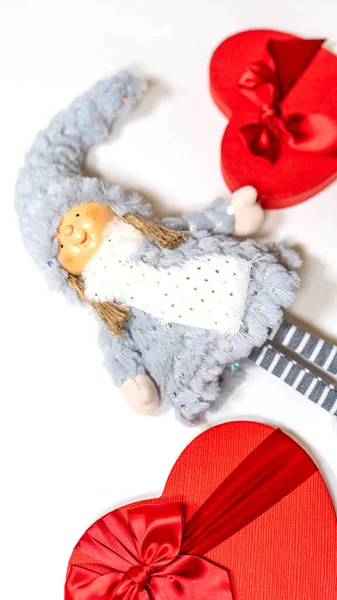 Tutup Boneka Lucu Dengan Kotak Hadiah Dalam Bentuk Hati Pada — Stok Foto