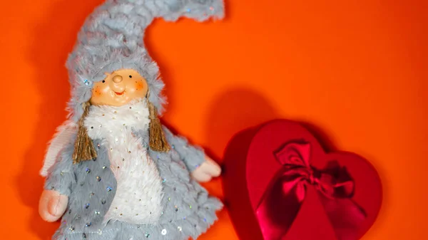 Nahaufnahme Der Niedlichen Puppe Mit Geschenkschachtel Herzform Auf Orangefarbenem Hintergrund — Stockfoto