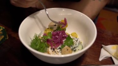 İnsan eli salatasına çatal batır. Tanınmayan insanlar restoranda yemek yiyor..