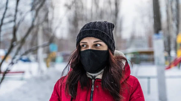 Eine Frau Medizinischer Maske Winterkleidung Steht Winter Auf Der Straße — Stockfoto