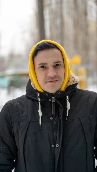 Portrait Jeune Homme Capuche Jaune Dans Rue Hiver Gros Plan — Photo