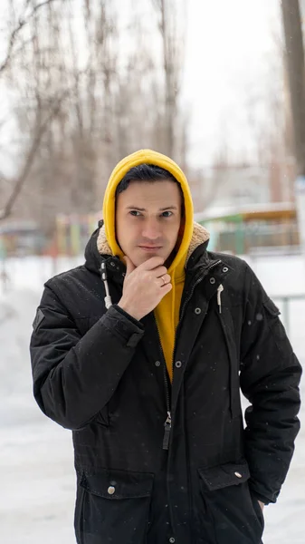 Portret Van Een Jongeman Met Een Gele Kap Straat Winter — Stockfoto