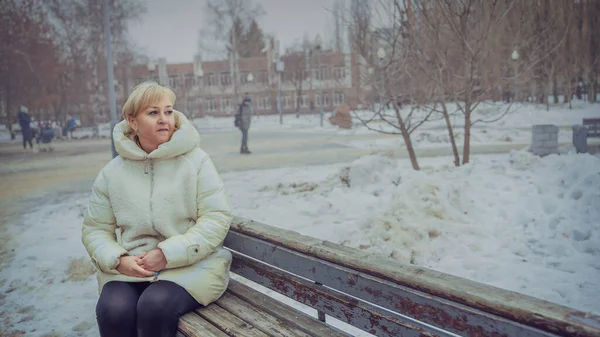 Portrait Femme Adulte Assise Sur Banc Dans Parc Blonde Regardant — Photo