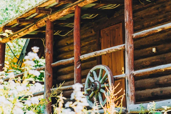 Großaufnahme Eines Holzhauses Sommer Gebäude Außenseite Des Rustikalen Hauses — Stockfoto