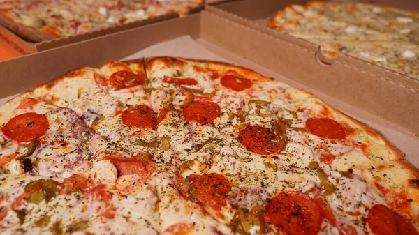 Zamknij Duże Pizze Pudełku Pomarańczowym Tle Apetyczne Pizze Różnymi Składnikami — Zdjęcie stockowe