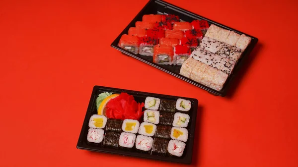 Zblízka Chutné Sushi Nádobách Oranžovém Pozadí Sada Chutných Sushi Rohlíků — Stock fotografie