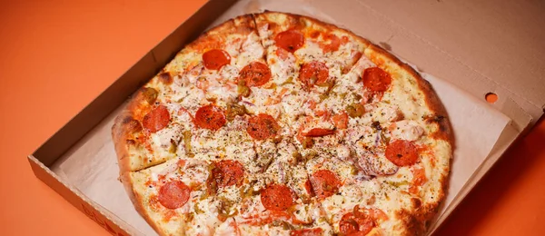 Close Large Pizza Box Orange Background Appetizing Pizza Different Ingredients — Stock Photo, Image