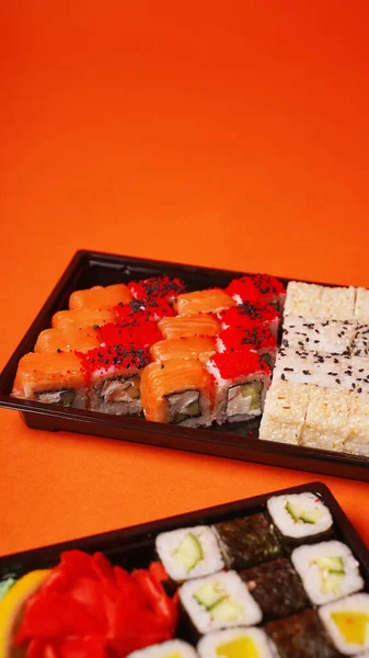 Primo Piano Sushi Appetitoso Contenitori Sfondo Arancione Set Gustosi Involtini — Foto Stock