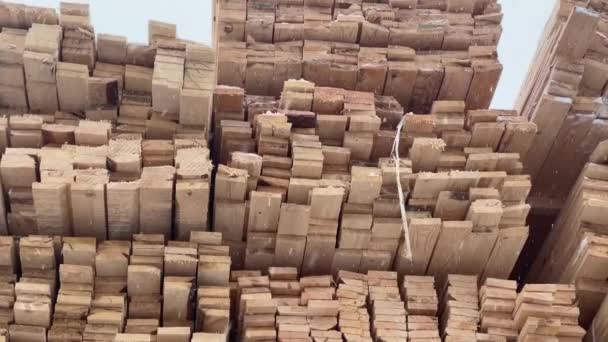 Dekat Papan Kayu Latar Langit Biru Dalam Cuaca Bersalju Industri — Stok Video