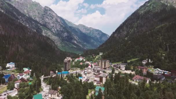 Luftaufnahme Eines Dorfes Bergigen Und Bewaldeten Gebieten Landschaften Sommer Aus — Stockvideo
