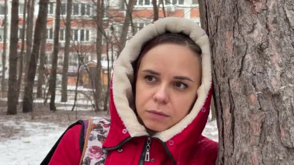 Крупним Планом Вдумлива Молода Жінка Червоному Капюшоні Піджаку Зимовому Лісі — стокове відео