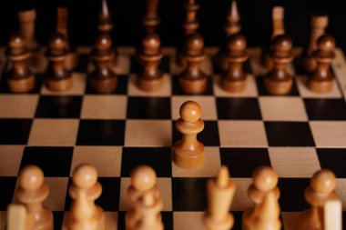 Satranç tahtasındaki beyaz ve siyah tahta parçaları. Oyun sırasında kurulmuş satranç tahtası.