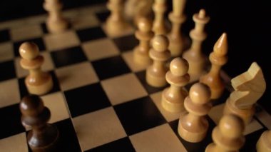 Satranç tahtasındaki siyah ve beyaz parçalar. Oyun sırasında satranç tahtası ayarlandı