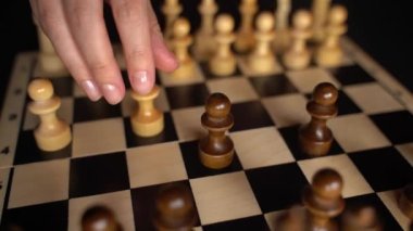 Satranç tahtasındaki siyah ve beyaz parçalar. Oyun sırasında satranç tahtası ayarlandı