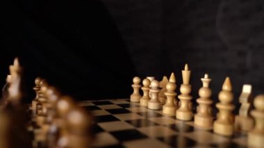 Satranç tahtasındaki siyah ve beyaz parçalar. Oyun sırasında satranç tahtası ayarlandı.