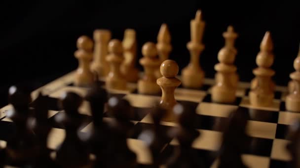 Bílé Černé Dřevěné Figurky Šachovnici Šachovnice Nastavená Během Hry Černém — Stock video