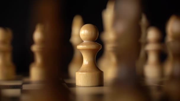 Близько Білих Чорних Шахових Фігур Борту Вибірковий Фокус Першому Ході — стокове відео
