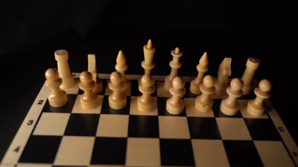 Bílé Dřevěné Figurky Šachovnici Šachovnice Nastavená Během Hry Černém Pozadí — Stock video