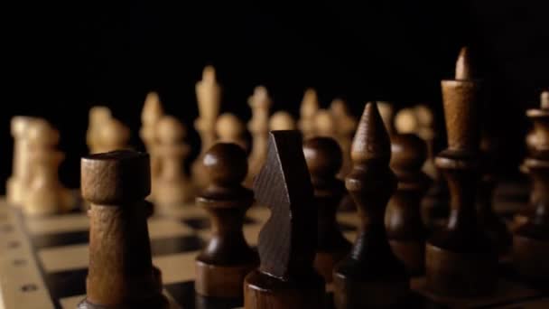 Tabuleiro de xadrez, peças de xadrez e closeup de relógio de xadrez. na  foto há um rei, uma rainha e uma torre. o início do jogo de xadrez.  primeiro movimento