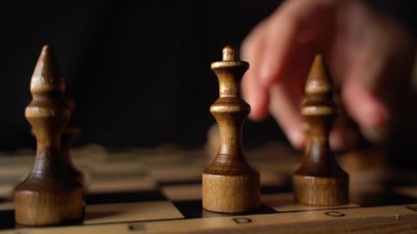 Närbild Hand Och Svarta Schackpjäser Ombord Begreppet Intelligent Logiskt Och — Stockvideo