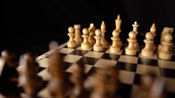 Λευκά Και Μαύρα Κομμάτια Στη Σκακιέρα Σκακιέρα Που Κατά Διάρκεια — Αρχείο Βίντεο