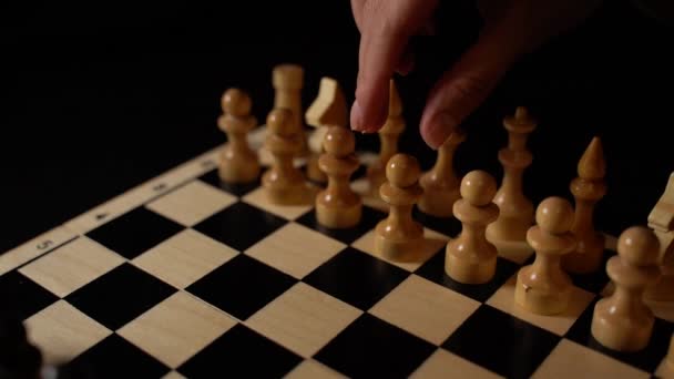 Satranç Tahtasındaki Beyaz Siyah Tahta Parçaları Siyah Arkaplanda Bir Oyun — Stok video