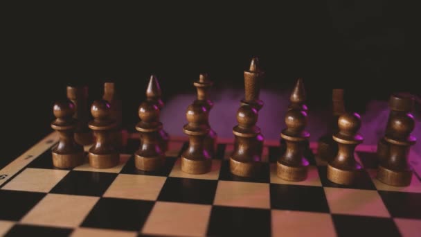 Närbild Vita Schackpjäser Ombord Med Försvinnande Ånga Två Rader Träfigurer — Stockvideo
