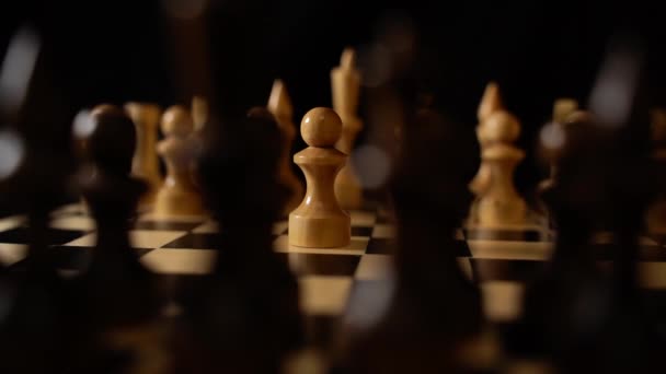 Λευκά Και Μαύρα Ξύλινα Κομμάτια Μια Σκακιέρα Μια Σκακιέρα Που — Αρχείο Βίντεο
