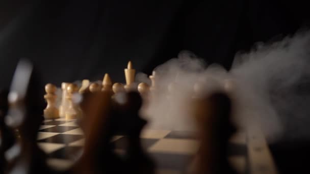 用散热的蒸汽把船上的白棋子关上 黑底棋盘上有两排木制人物 逻辑和战略游戏的概念 — 图库视频影像
