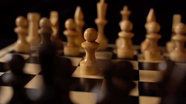 棋盘上的白色和黑色木制棋子 棋盘在黑色背景的比赛中设置的棋盘 — 图库视频影像