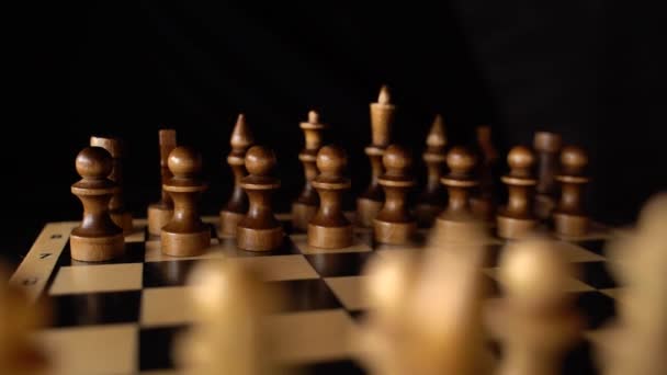 Κοντινό Πλάνο Του Σκακιού Μαύρο Φόντο Ξύλινα Πιόνια Έννοια Επιτραπέζιο — Αρχείο Βίντεο