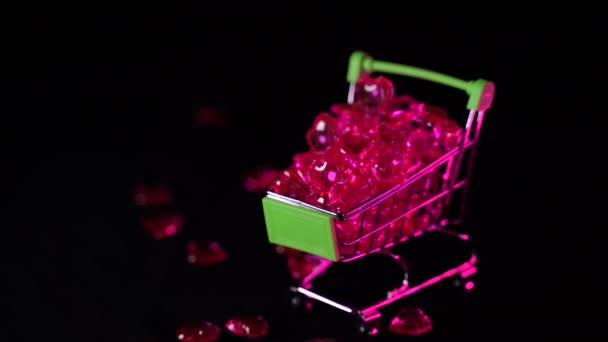 购物车里的红心形状 一辆红色背景的红色小超市购物车 超市购物 慈善的概念 — 图库视频影像