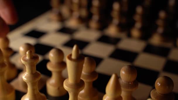 黒の背景にチェスのクローズアップ 木製のチェス駒 コンセプト ボードゲームと知的活動 — ストック動画