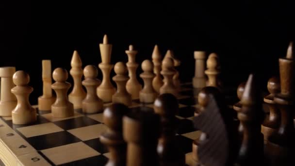 Крупный План Шахмат Черном Фоне Деревянные Шахматы Концепция Настольная Игра — стоковое видео