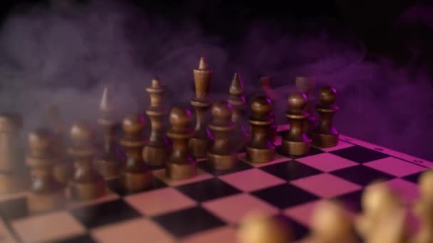 Detailní Záběr Bílých Šachových Figurek Palubě Rozptylující Párou Dvě Řady — Stock video