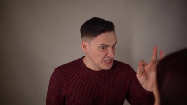 Ürkek Bir Adamın Suratına Tokat Atıyor Duygusal Erkek Beyaz Arka — Stok video