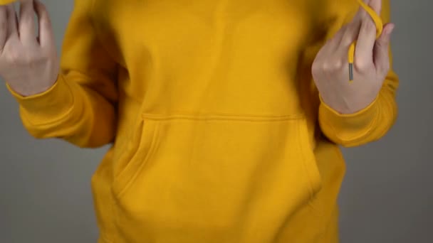 Nahaufnahme Einer Unkenntlichen Frau Die Mit Kapuzenpullover Schnürsenkeln Spielt Frontansicht — Stockvideo