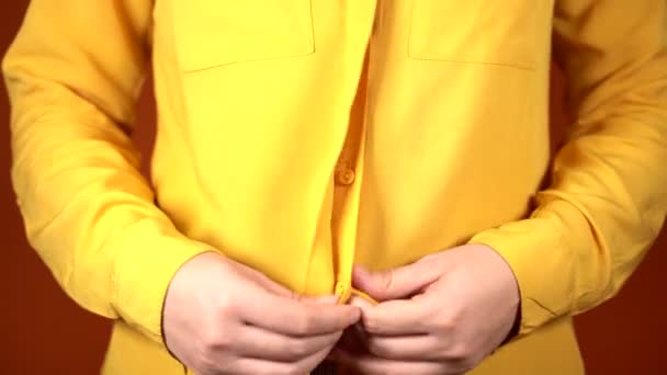 Tampilan Depan Pada Bagian Tubuh Perempuan Muda Dengan Blus Kuning — Stok Video