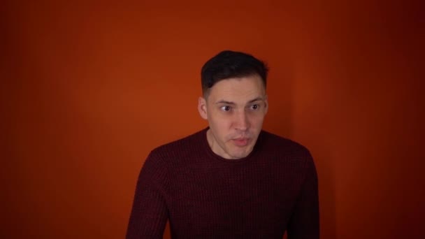 Dühös Ember Portréja Narancssárga Háttérrel Közelkép Agresszív Srác Kiabál Nézi — Stock videók
