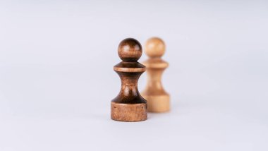 Beyaz arka plandaki siyah beyaz satranç taşlarını kapatın. Siyah piyonlara odaklan