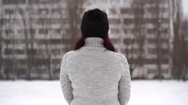 Bakifrån Ung Kvinna Grå Stickad Tröja Och Hatt Står Gatan — Stockvideo