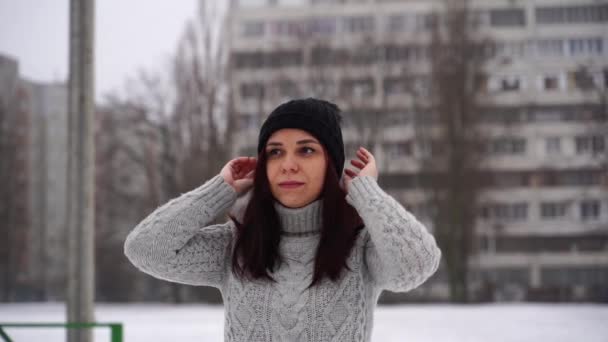 Mujer Joven Suéter Punto Gris Sombrero Pie Calle Temporada Invierno — Vídeos de Stock