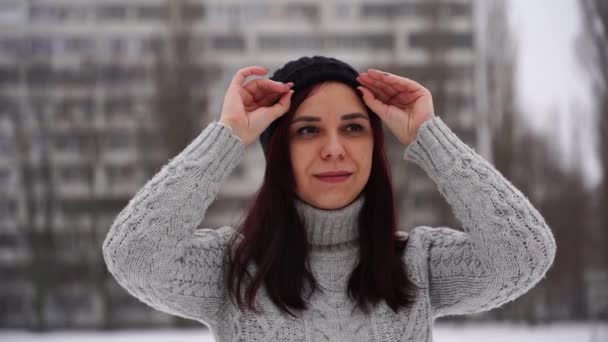Gri Örgü Süveter Şapkalı Genç Bir Kadın Kış Mevsiminde Sokakta — Stok video