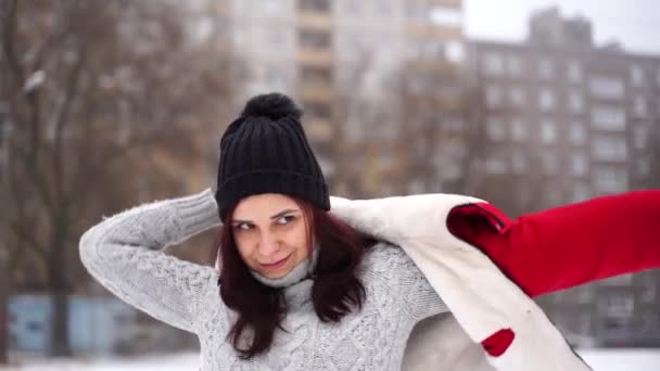 모자를 여자를 가까이 거리에서 있었다 회색곰은 겨울에 산책을 날씨에 따뜻하다 — 비디오